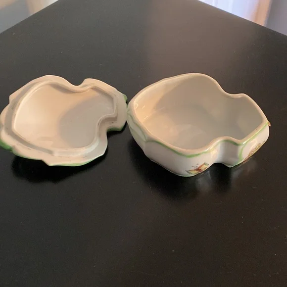 Butterfly Theme Ceramic Dresser Box - Picture 3 of 4